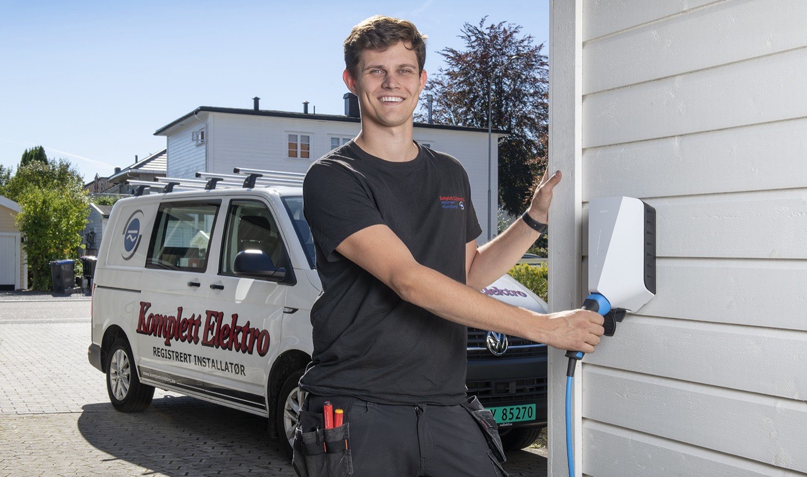 Elektriker fra Komplett Elektro ved en ferdig montert ladestasjon